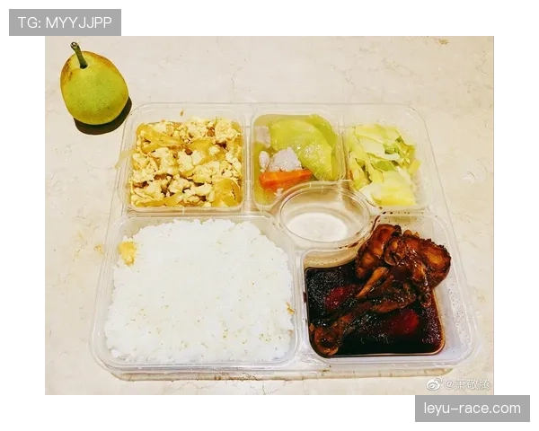 阿尔瓦雷斯训练完直接啃鸡胸肉，这自律我真看愣了